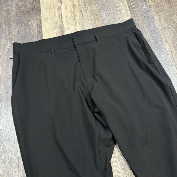 Fabletics The Only Pant Men's 40x30 Black Stretch Performance Zip Pocket Pants - Picture 3 of 14